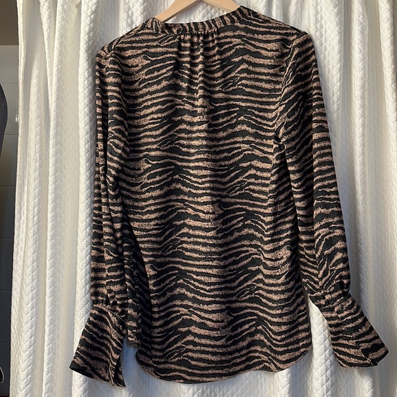 Joie 100% polyester, button front blouse. US size small - Picture 4 of 6